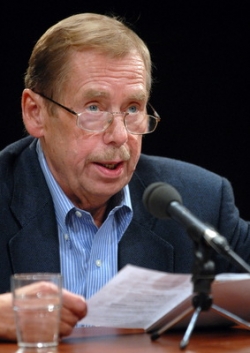 Václav Havel má se čtením vlastních her bohaté zkušenosti.