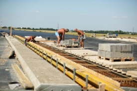 Výstavba dálnice D11 pokračuje na vykoupených pozemcích.