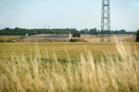 Šest kilometrů před Hradcem Králové končí D11 v polích.