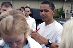 Obama si byl zacvičit a ještě na Havaji podepisuje trička.