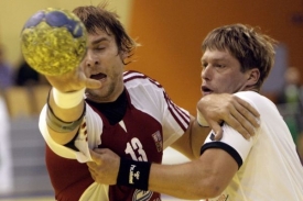 Pavel Horák (vlevo) v souboji o míč.