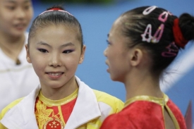 Čínské gymnastky Che Kche-sin (vlevo) a Jang I-lin na OH v Pekingu.