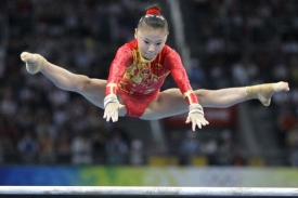 Čínská gymnastka Che Kche-sin na olympiádě v Pekingu.