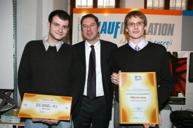 Vítězové Ondřej Hec (vpravo) a Libor Hanuš, uprostřed D. Bossan za KI