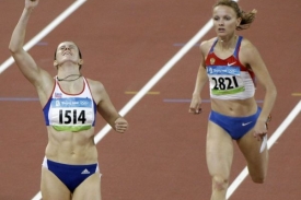 Zuzana Hejnová (vlevo) se raduje z postupu do olympijského finále.