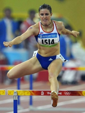 Zuzana Hejdová při finálovém závodě na 400 m překážek