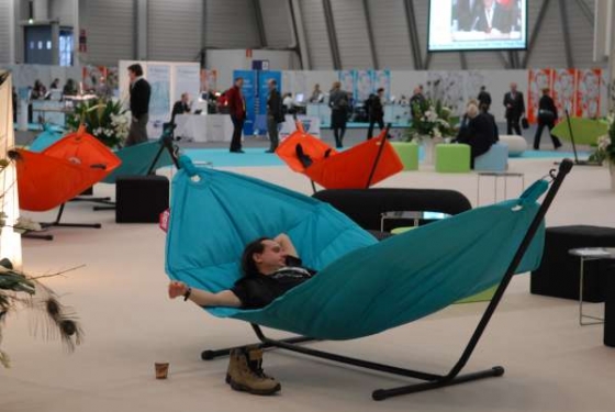 Unavený novinář píšící ze zasedání OBSE ve Finsku odpočívá.