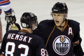 Aleš Hemský (zády) zařídil výhru Edmontonu v duelu proti Islanders.