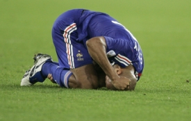 Zklamaný útočník fotbalistů Francie Thierry Henry.
