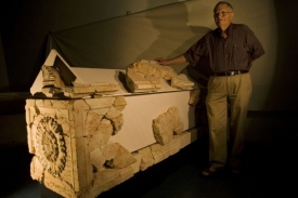 Ehud Necer pózuje u údajného sarkofágu Heroda Velikého.