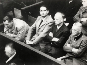 Rudolf Hess na lavici obžalovaných v Norimberku - druhý zleva.