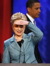 Clintonová a Obama jsou stále plně pohrouženi do vzájemného zápolení.