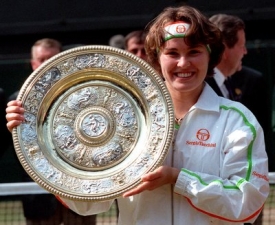 Martina Hingisová s trofejí za triumf ve slavném Wimbledonu