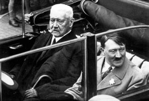 Kancléř Adolf Hitler na oslavách 1. máje s prezidentem Hindenburgem