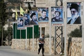 Libanonský chlapec pod fotografiemi zabitých členů Hizballáhu