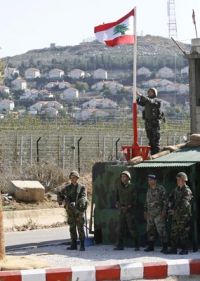 Libanonští vojáci vztyčují národní vlajku v pohraniční vesnici