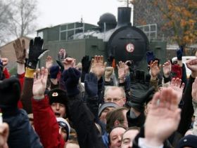 Železničáři si odhlasovali pokračování stávky