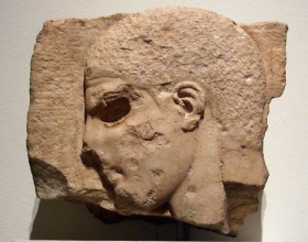 V Megaře byla nalezena i tato hlava mladého muže.