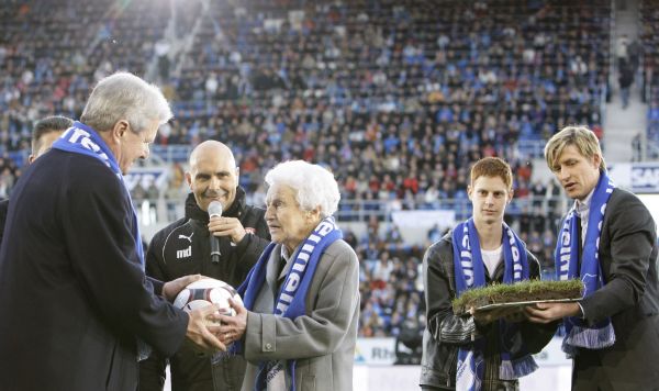 Dietmar Hopp obdržel dar od fanynky, jenž oslavila 99. narozeniny.