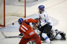 Daniel Bártek dává první gól v utkání s Finskem.