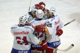 Hokejisté Budějovic se radují z první branky proti Třinci.