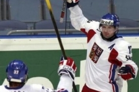 Hokejoví reprezentanti slaví gól v síti Švýcarska.