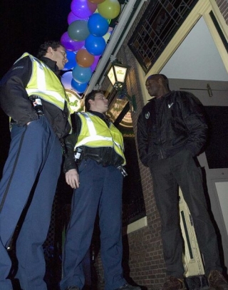 Holandští policisté na obchůzce. Některým čtvrtím se vyhýbají.
