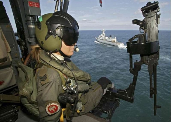 Holanďané na lodi Tjerk Hiddens (vrtulník Lynx) v Adenském zálivu.