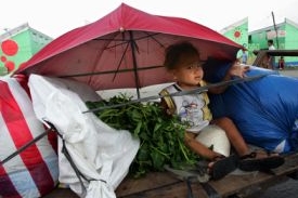 Filipínci opouštějí před blížícím se tajfunem své domovy