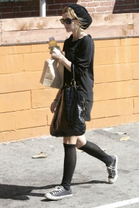 Zpěvačka Ashlee Simpsonová rovněž razí podkolenkovou módu.