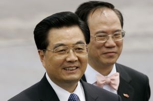 Čínský prezident Chu Ťin-tchao (vlevo) a první muž Hongkongu Donald Cang