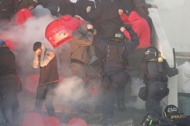 Zásah policie proti fotbalovým chuligánům při derby.