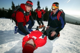 V Harrachově se srazily dvě sedačky lanovky, dva lyžaři jsou zraněni.
