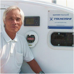 Kenichi Horie (69) už se plavil na lodích slunečních i šlapacích.