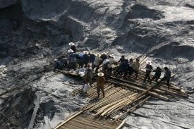 Práce s olovnatým odpadem, Čína, 2007.