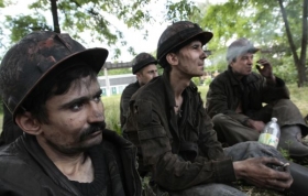 Vyčerpaní ukrajinští záchranáři při krátké pauze u dolu Karla Marxe.