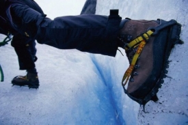 Jen dvěma horolezcům se z laviny podařilo zachránit.