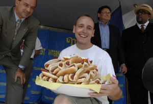 Vítěz soutěže s tácem 66 hotdogů