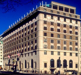 Slavný hotel Washington zahájil výprodej.