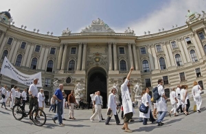 Rakouští lékaři procházejí kolem Hofburgu.