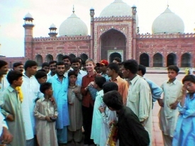 Cordula v Lahauru, Pákistán, mešita Badshahi, srpen 2003.