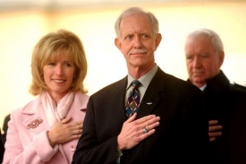 V USA oslavovaný pilot Sullenberger s manželkou Lorrií.