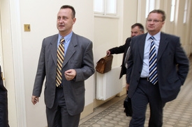 Tomáš Hrdlička (vlevo) s Vladimírem Doležalem u pražského městského soudu