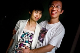 Čínský disident Chu Ťia s manželkou.