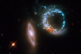 Dvojice galaxií - první snímek pořízený teleskopem po zářijové poruše.