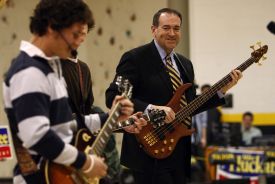 Mike Huckabee hraje na baskytaru ve škole v Tiltonu (new Hampshire)