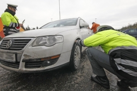 Policist&eacute; kontroluj&iacute;, zda maj&iacute; řidiči zimn&iacute; gumy.