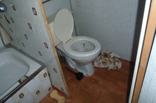 Bezdomovcův byt. Jako toaletn&iacute; pap&iacute;r slouž&iacute; z&aacute;věs.