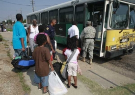 S evakuací obyvatel New Orleans pomáhá Národní garda.