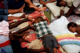 Lidé v Dominikánské republice hledají v kostele úkryt před hurikánem Dean